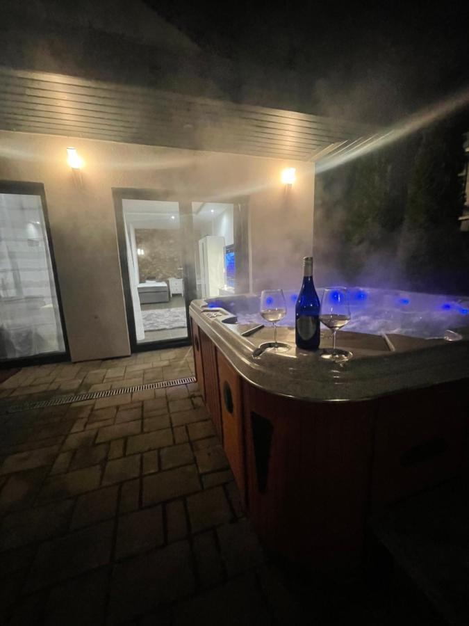Malibu Apartman & Jacuzzi Μίσκολτς Εξωτερικό φωτογραφία