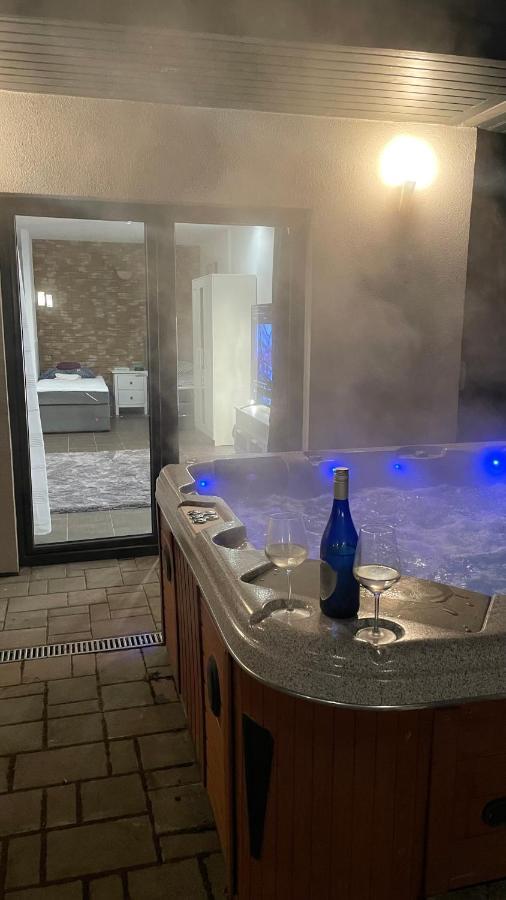 Malibu Apartman & Jacuzzi Μίσκολτς Εξωτερικό φωτογραφία